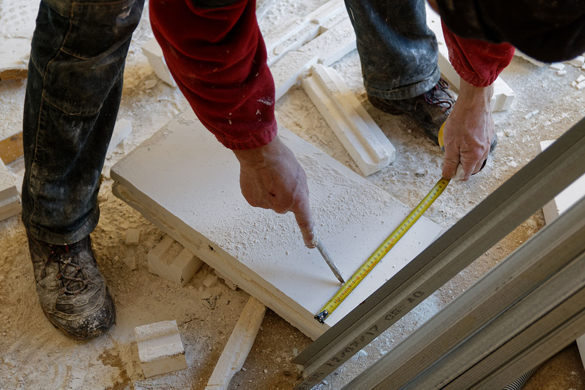 homme carreaud e platre mètre