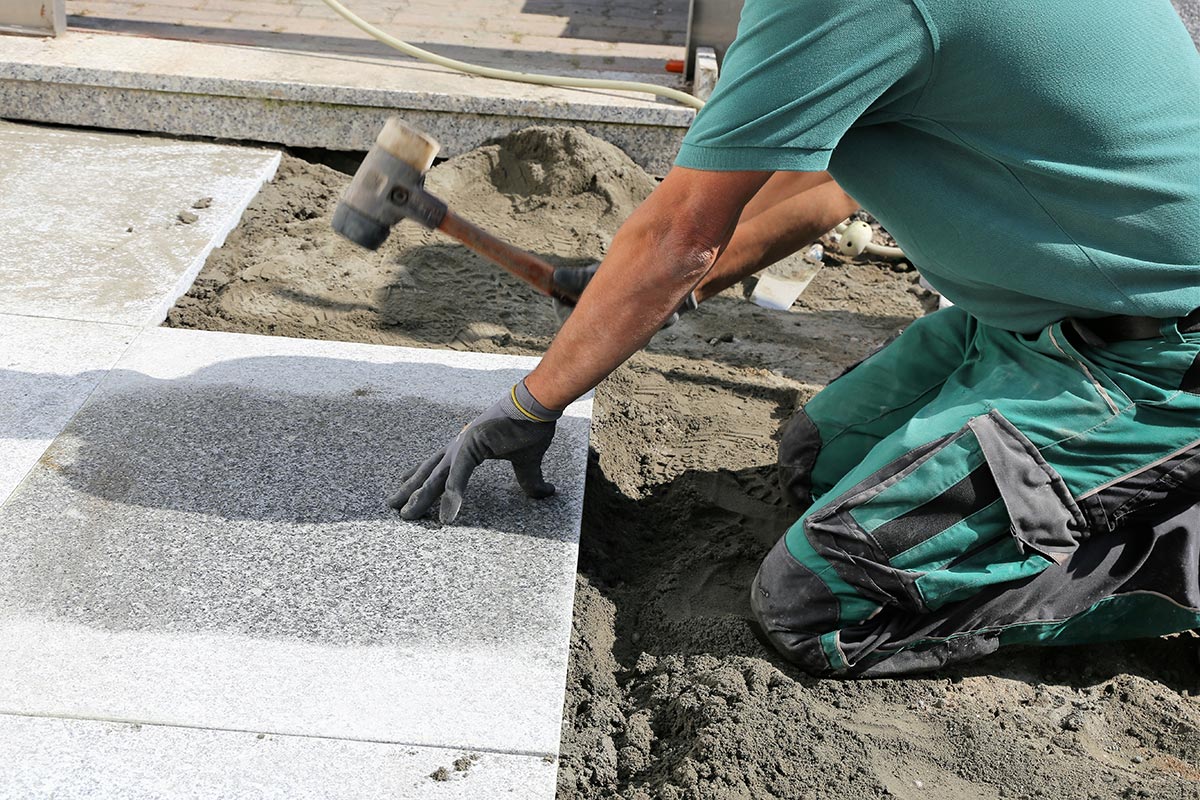 homme dalle beton sol