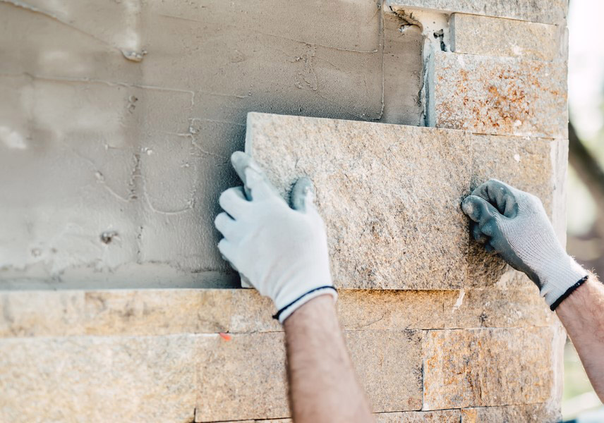 mur pierre reconstituee main