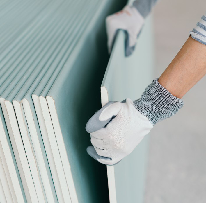 main plaque de platre