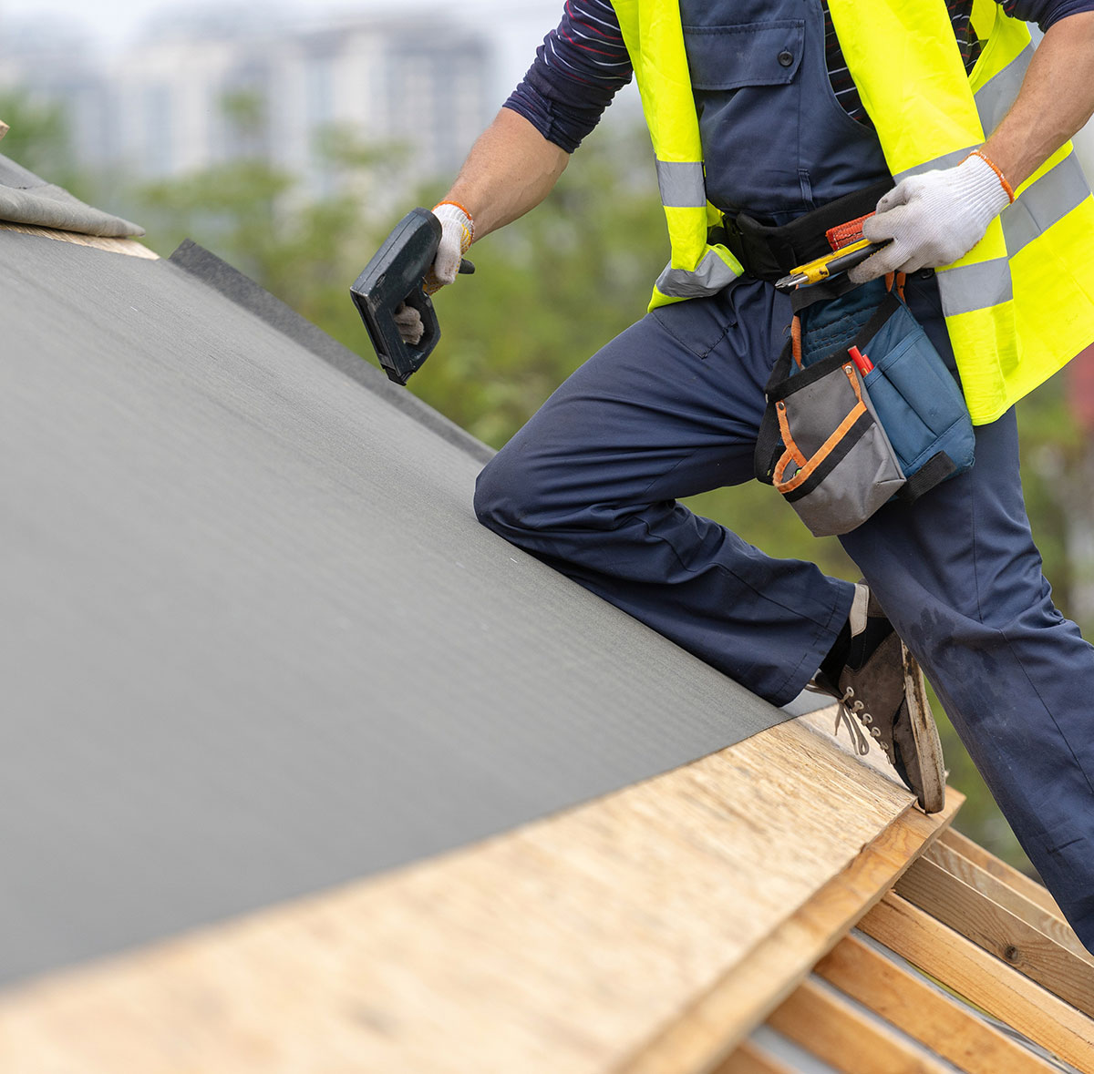 homme aplication sous toiture